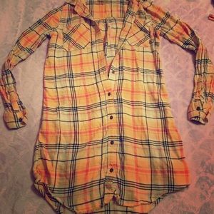 Woman’s plaid long sleeve True Craft shirt